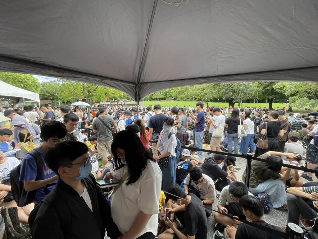 排在帳棚下
