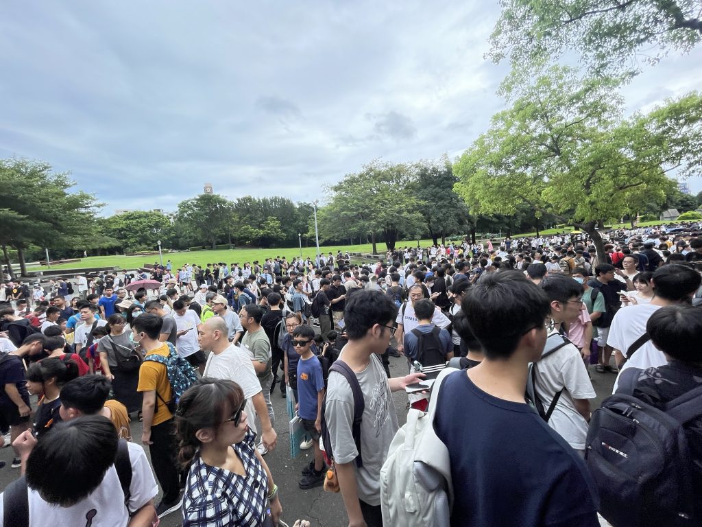 排在我後面的人潮